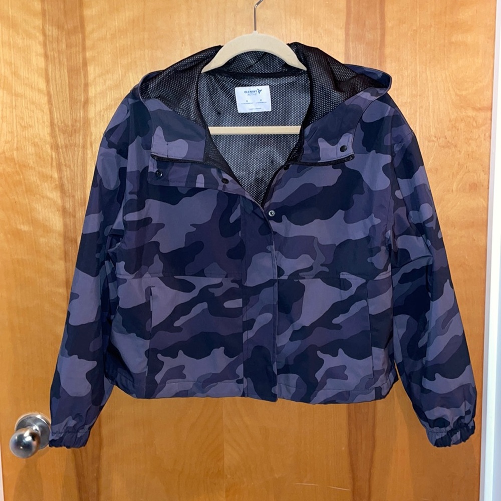 Cute crop grey blue camo windbreaker.